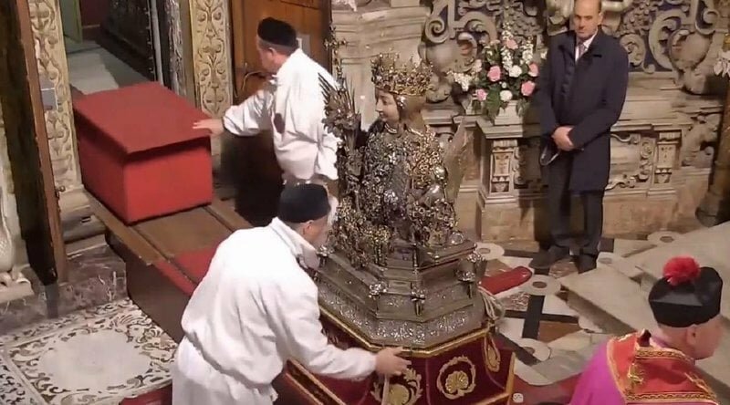 Agata esce dal sacello, poi incontro coi devoti