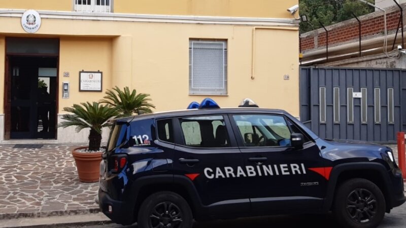Minaccia il padre e aizza pitbull contro i carabinieri
