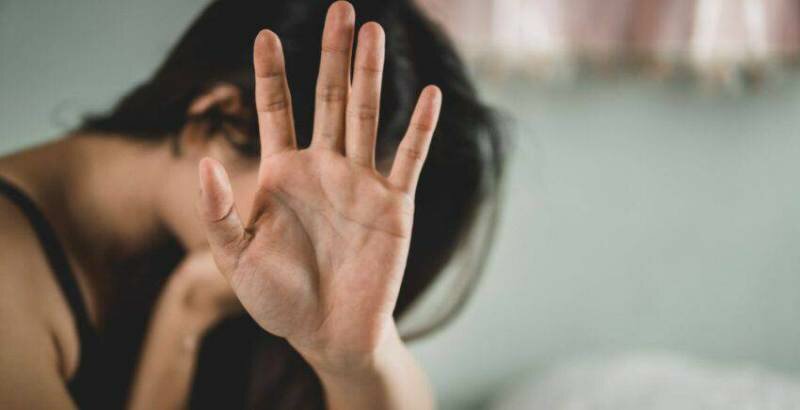 Sfonda la finestra, assale la ex e scappa sul tetto