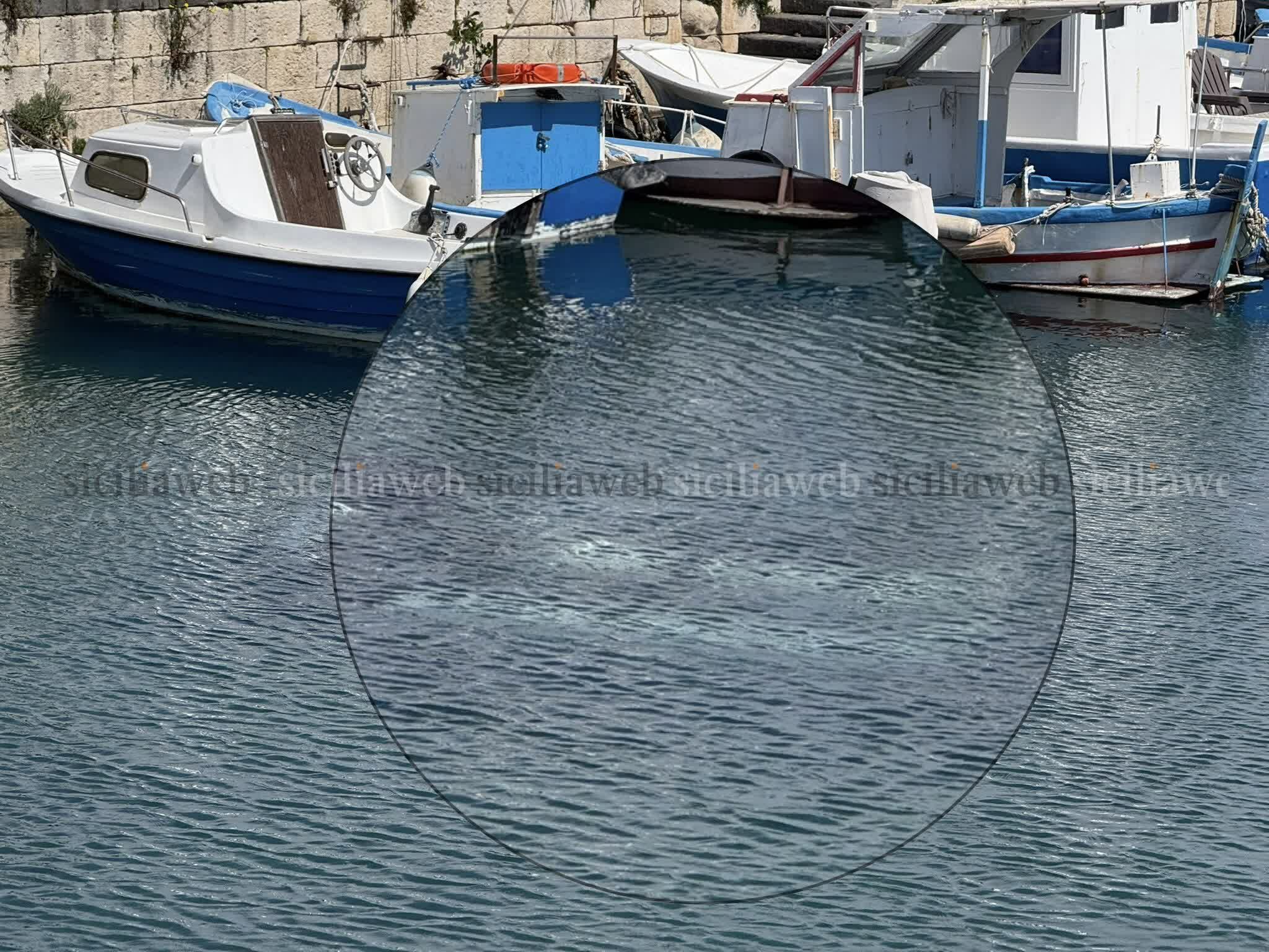 Mamma e figlia in mare con l'auto: salvate da 2 passanti