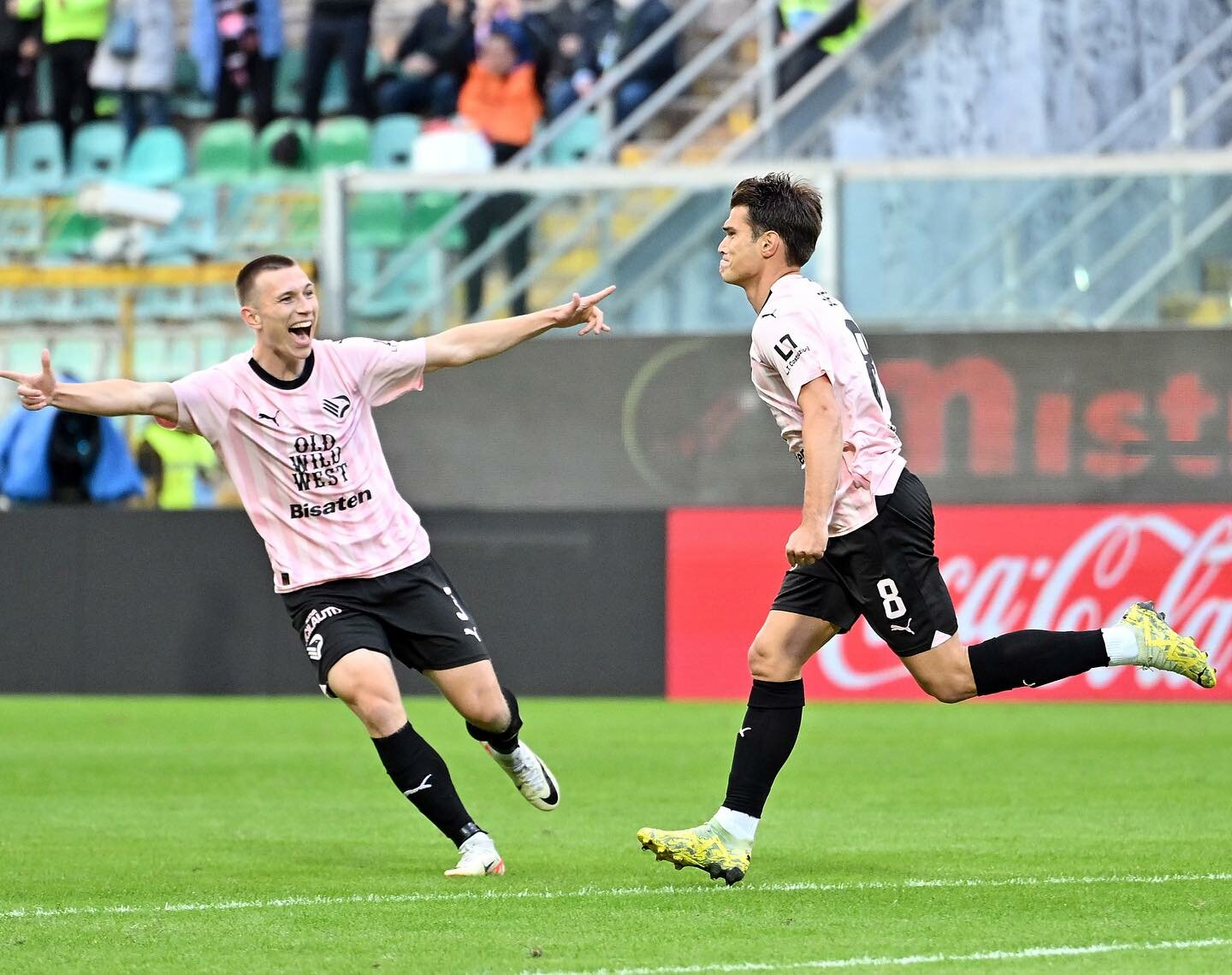 Vittoria rosanero sotto la pioggia