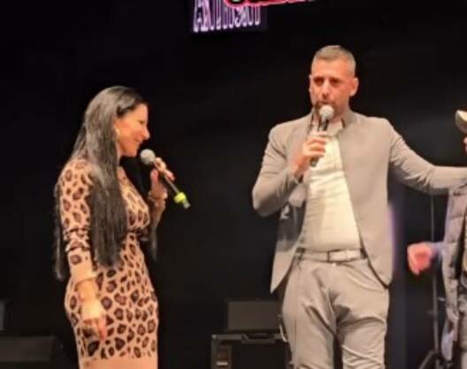 Nuovo video col bimbo picchiato: stavolta &egrave; sul palco con l'influencer