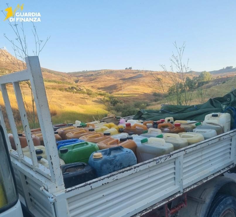 Nel camioncino 750 litri di gasolio di dubbia provenienza Nel camioncino 750 litri di gasolio di dubbia provenienza