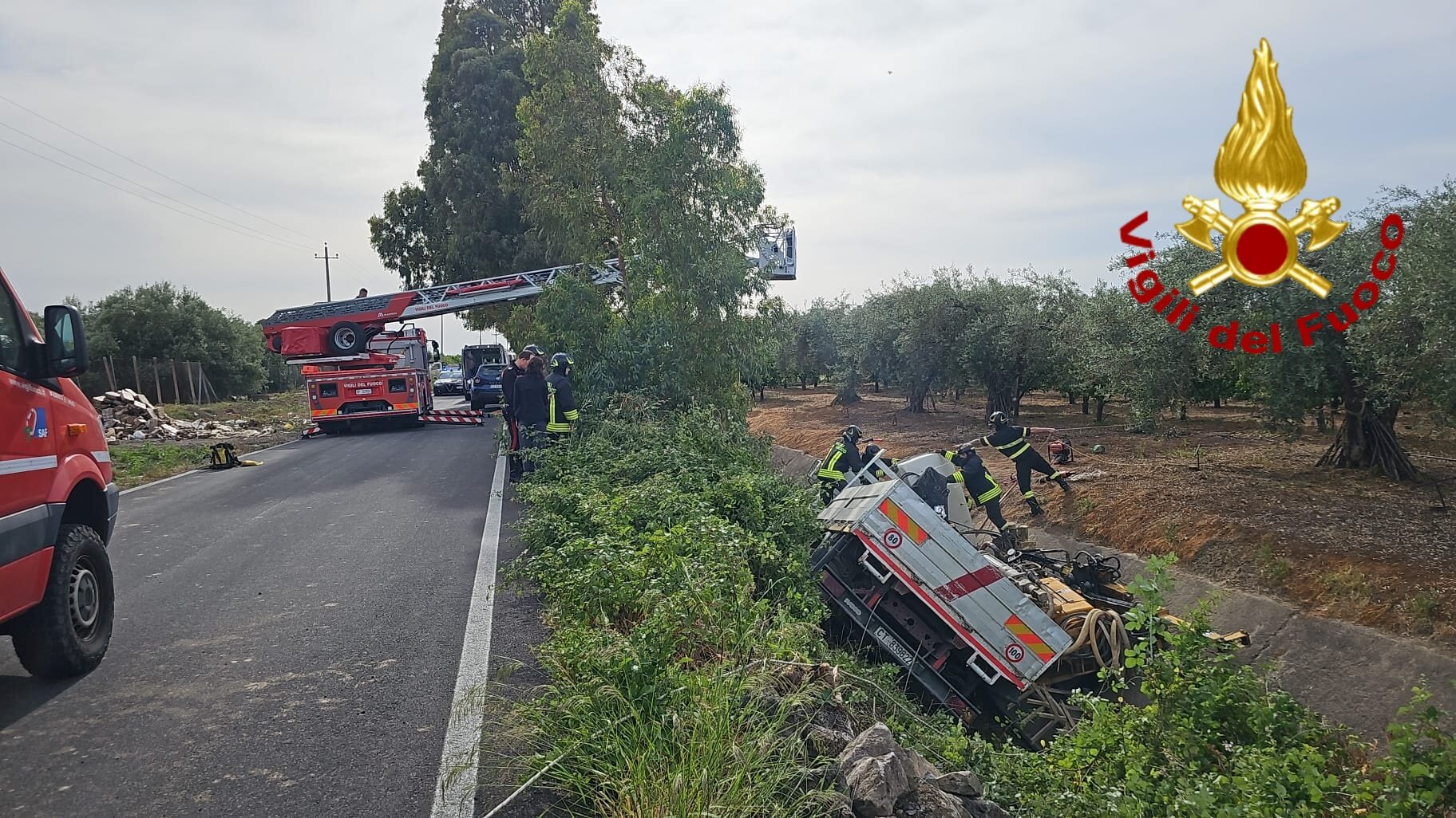 Tir nel canalone a Belpasso, autista estratto a fatica