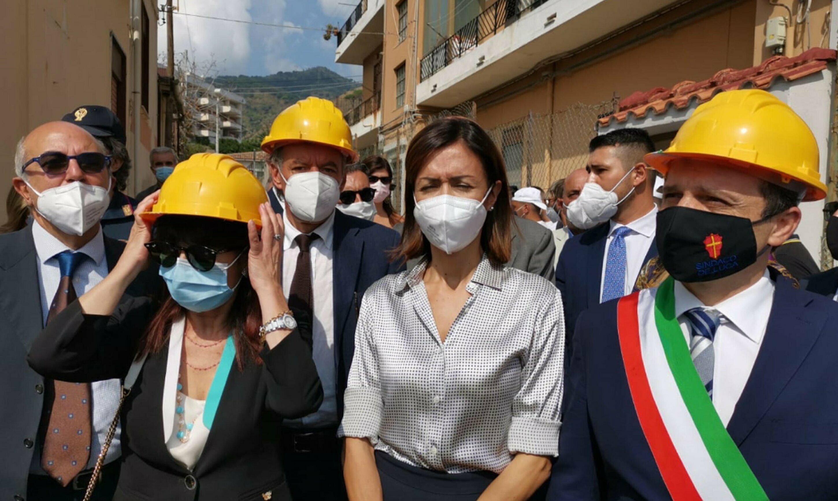 Messina, ruspe cancellano la vergogna delle baracche