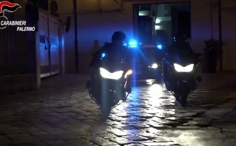 Battaglia sui tetti: sconfitto il ladro acrobata Battaglia sui tetti: sconfitto il ladro acrobata