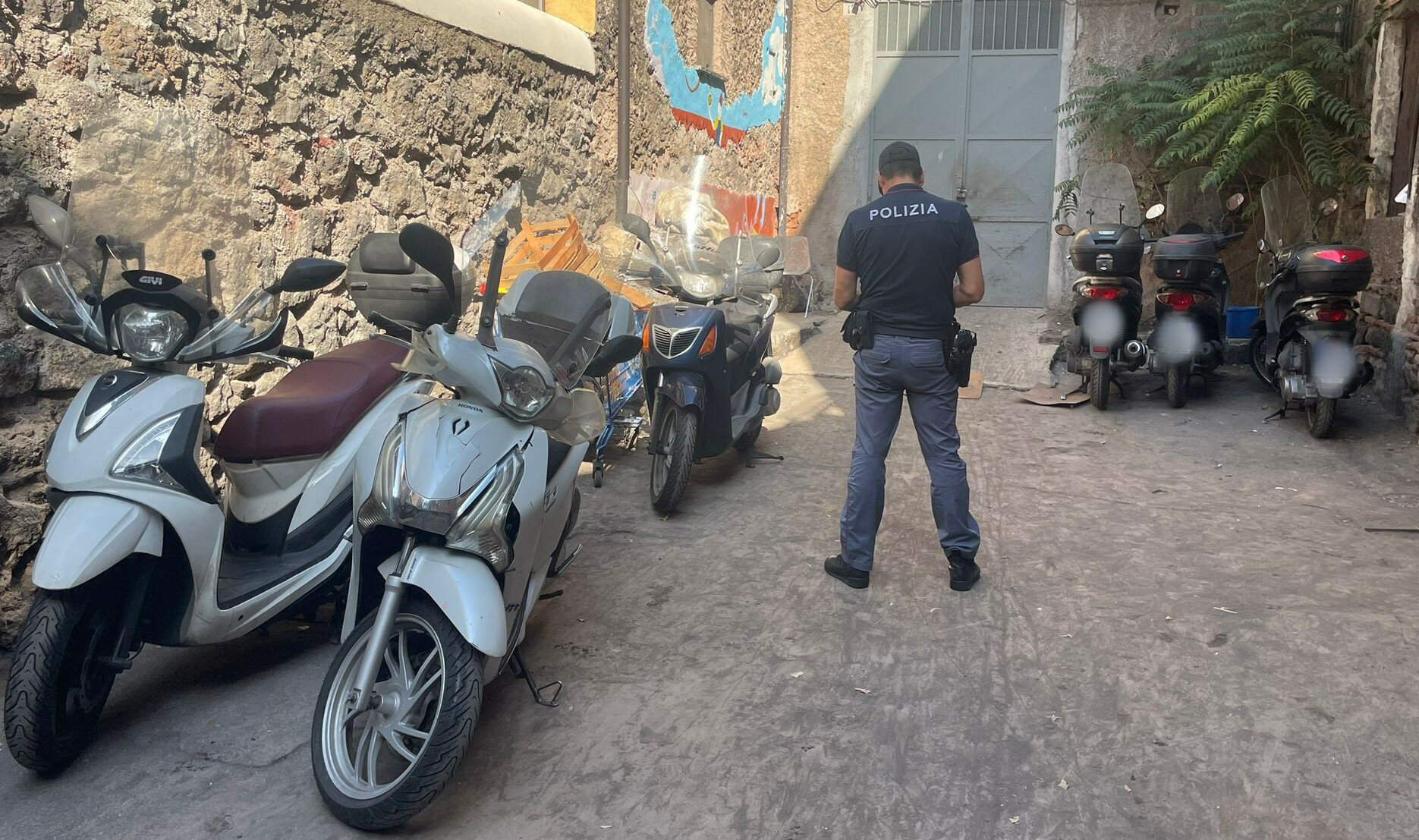 Catania: alla Fiera un deposito di scooter rubati