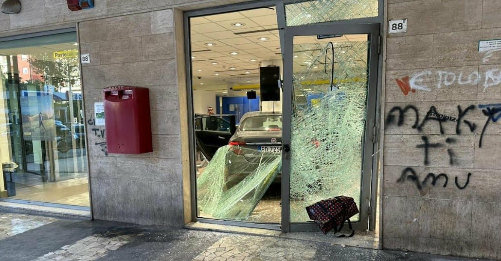 Spaccata alle Poste: portano via 100.000 euro