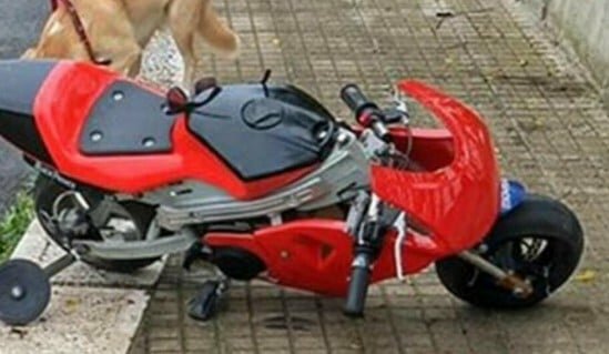 Schianto in mini moto, Thomas non ce la fa