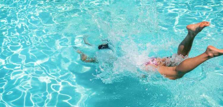 Panico in piscina: ragazzina intrappolata dai capelli nel sistema di aspirazione