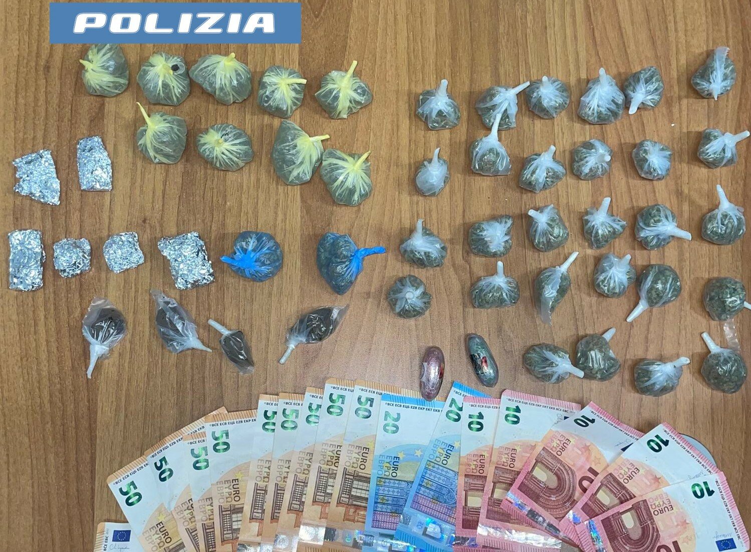 Pusher in scooter col campionario della droga