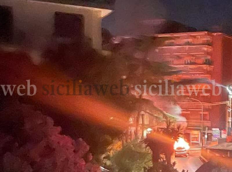Boati e fumo: macchina a fuoco nel Catanese