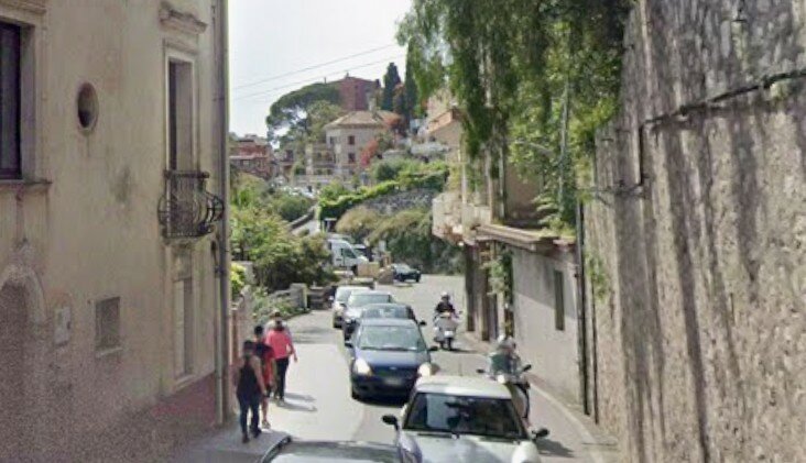 Crolla una casa in centro storico, paura a Taormina