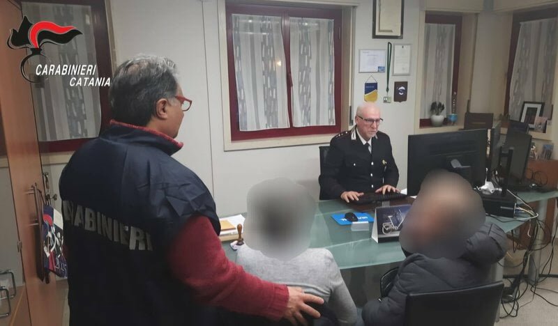 Regge il gioco al falso carabiniere e lo fa arrestare