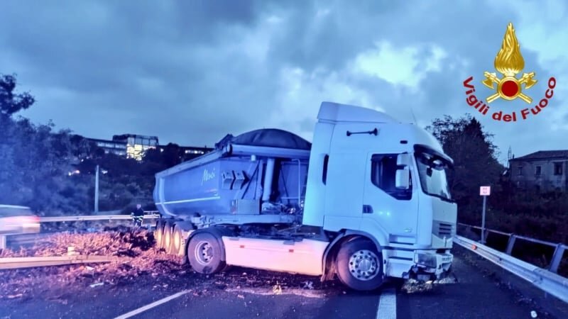 Tir di traverso, traffico in tilt sulla A18