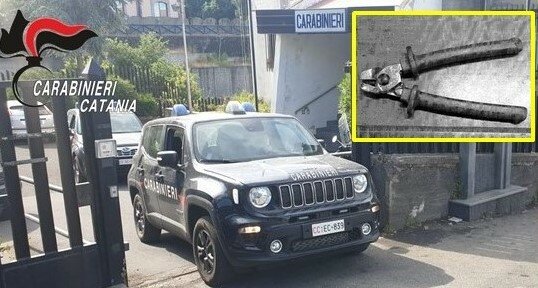 Ruba tre paia di scarpe e viene denunciata
