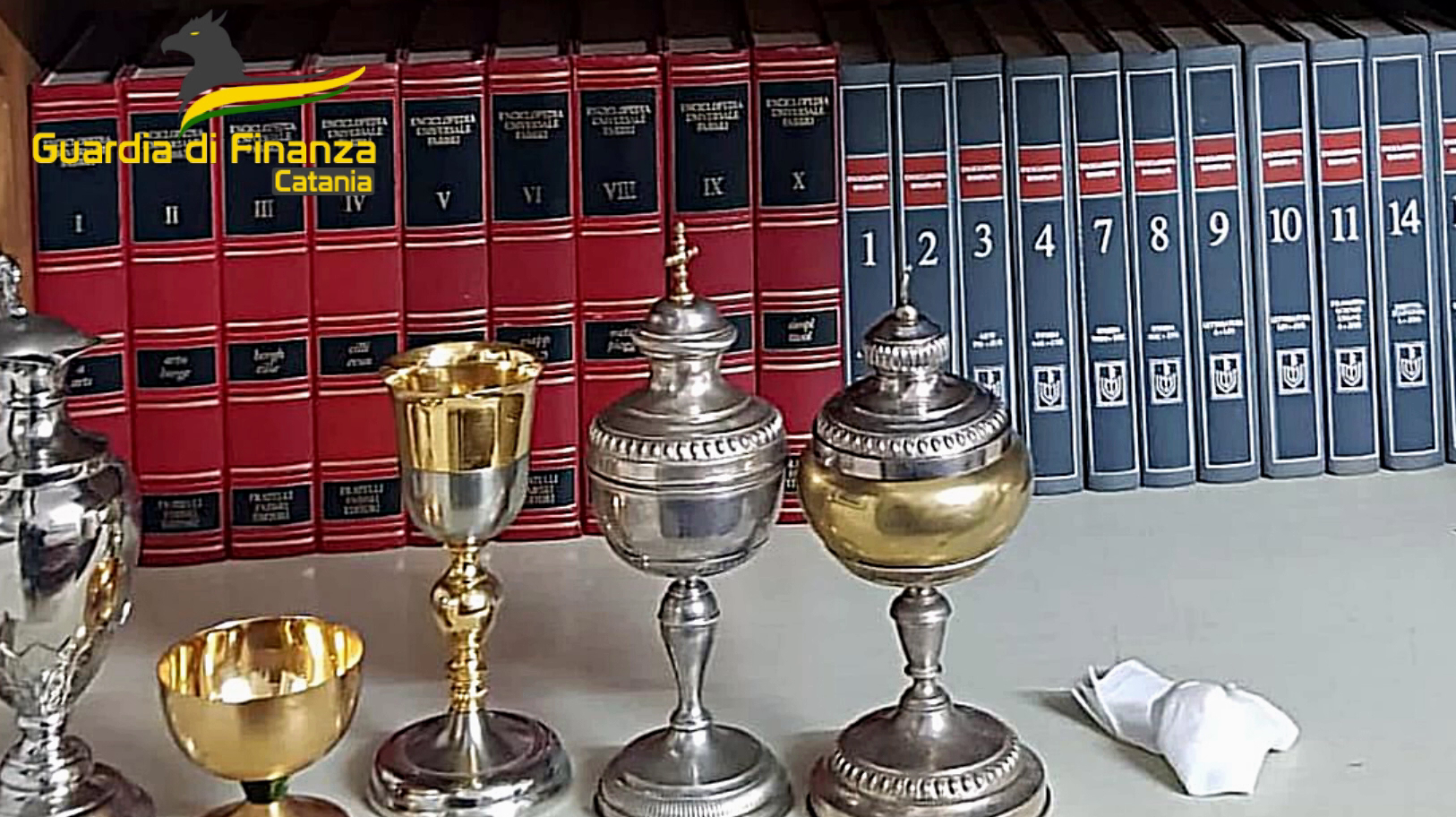 Entra in chiesa e cerca di rubare calici e ampolle