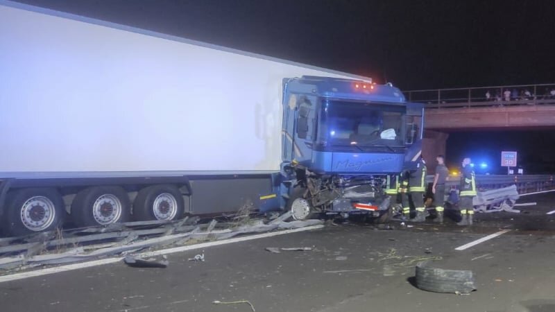 Tir incastrato tra le lamiere del guardrail