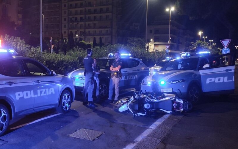 Non si fermano all'alt: fuga in viale Africa e scontro con la volante Non si fermano all'alt: fuga in viale Africa e scontro con la volante