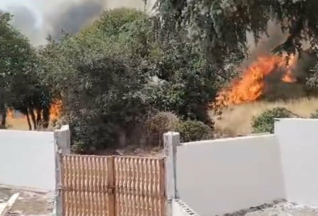 Paura a San Gregorio: sterpaglie in fiamme lambiscono le case