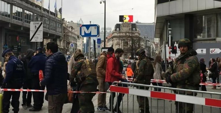 Sparano nella stazione metro, paura a Bruxelles