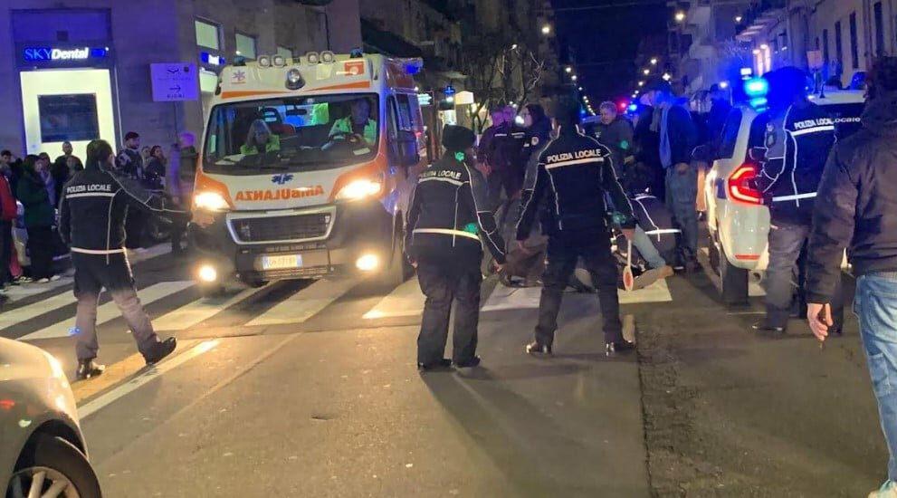 Lo circondano e contestano multe, il vigile si accascia