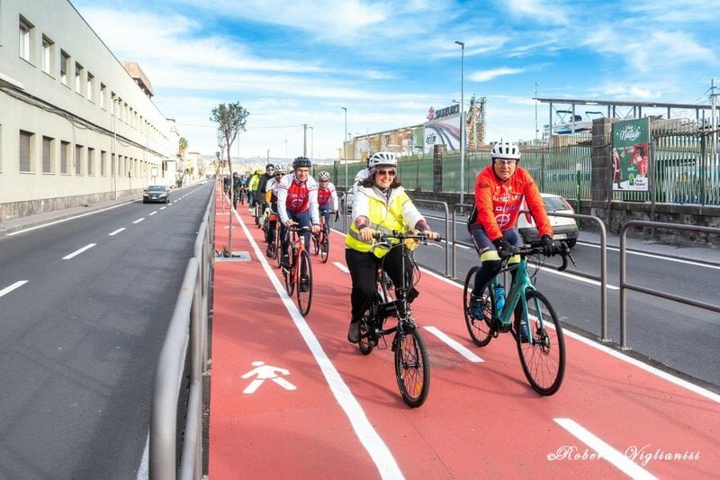 Un serpentone di bici inaugura la pista catanese