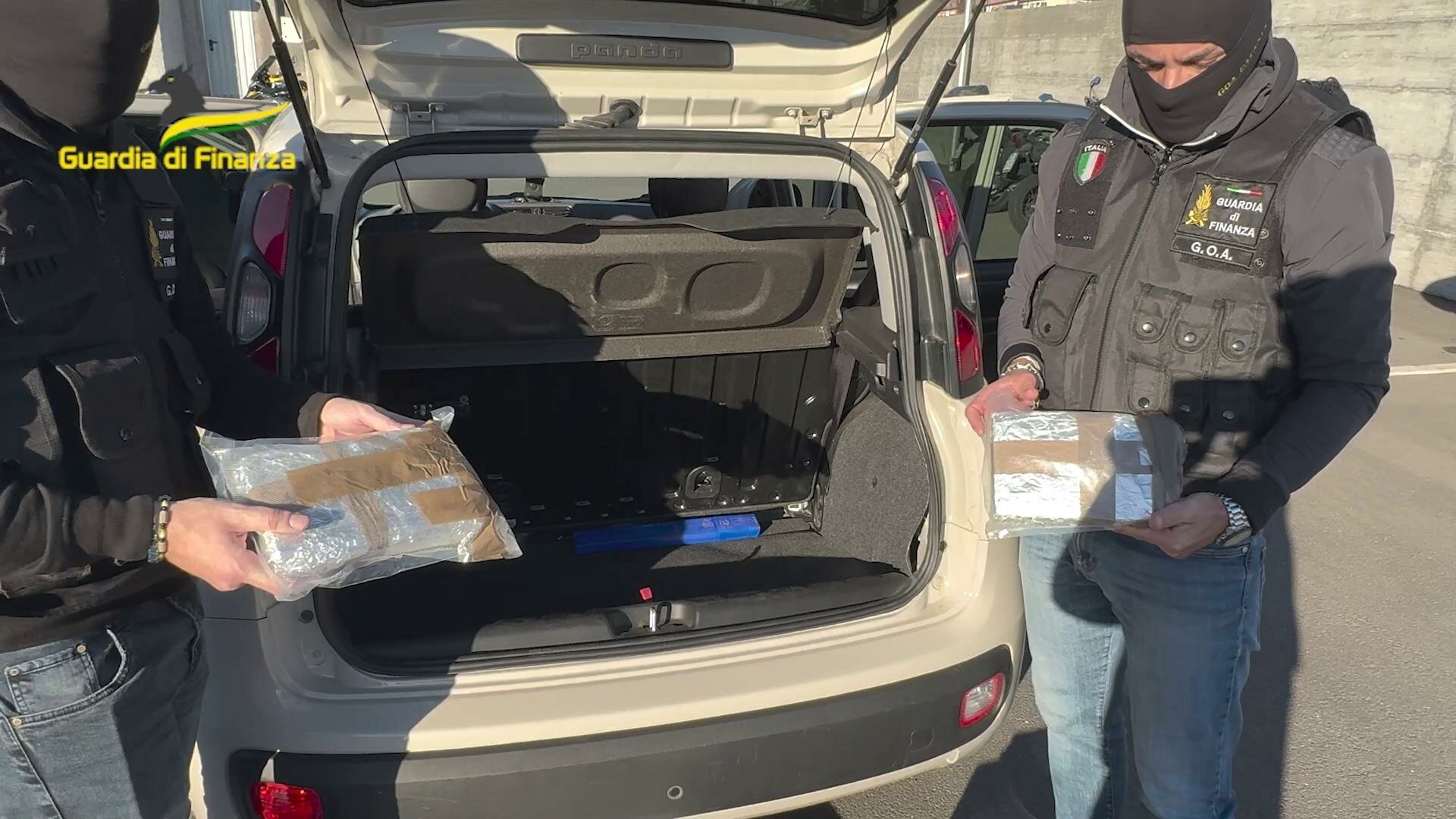 Catania, in macchina droga da mezzo milione