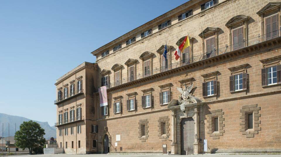 Pranzano all'Ars e finiscono all'ospedale