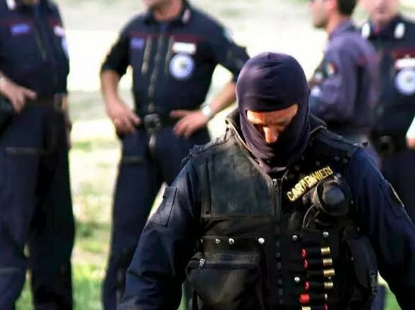 Assalto in banca a Napoli, prese in ostaggio 25 persone