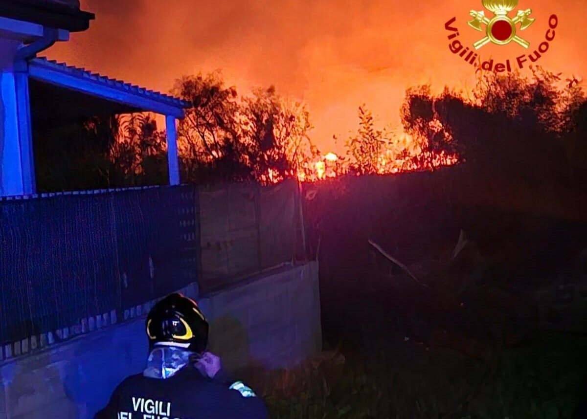 Rogo nell'Oasi del Simeto, case minacciate dalle fiamme