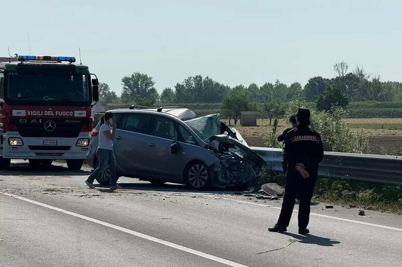 Accoltella la moglie, poi si schianta con l'auto e muore