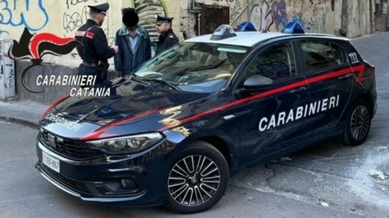 Bloccati in via Sturzo e rapinati dei cellulari