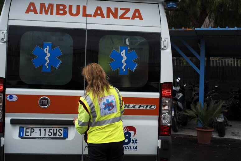 Fa retromarcia e travolge la figlia di due anni Fa retromarcia e travolge la figlia di due anni