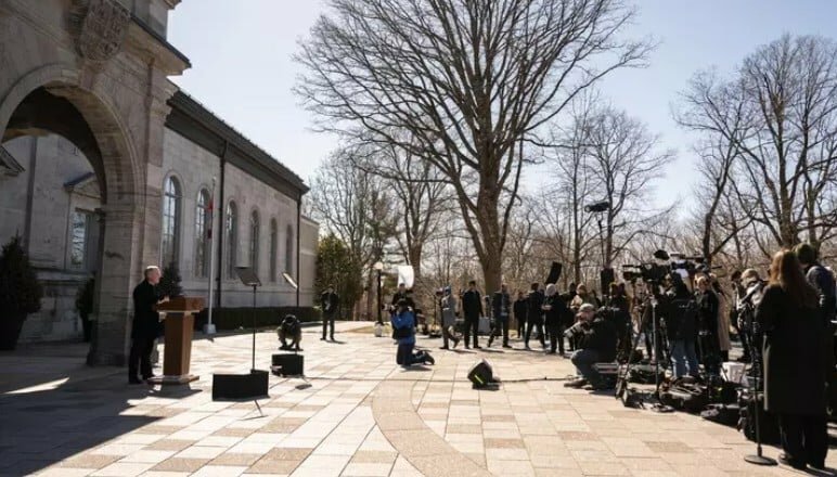 Si barrica in Parlamento: preso