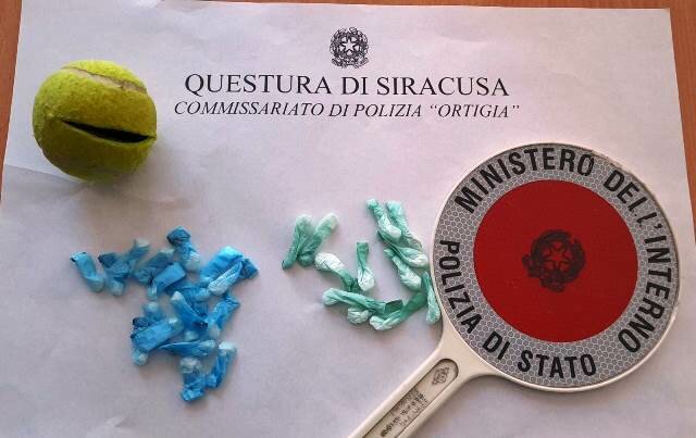 La droga era nella pallina da padel La droga era nella pallina da padel
