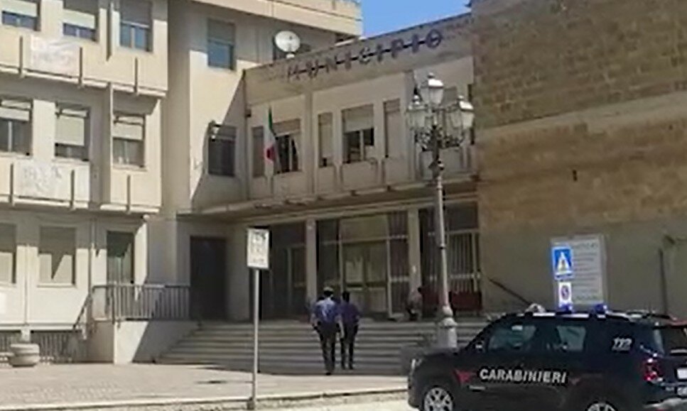 Girava tra gli stand della sagra per pretendere soldi: arrestato il sindaco