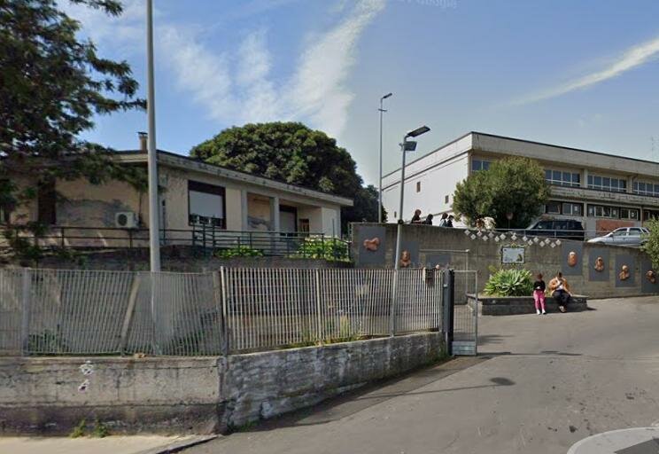 Acireale, 17enne si lancia dal primo piano della scuola Acireale, 17enne si lancia dal primo piano della scuola