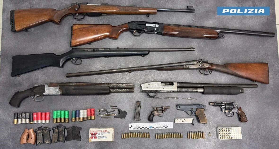 Mini arsenale tra i rottami delle macchine