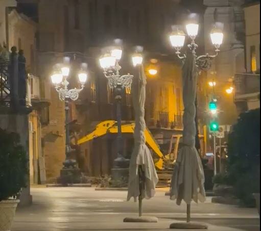 Un boato nella notte: svaligiano gioielleria con l'escavatore