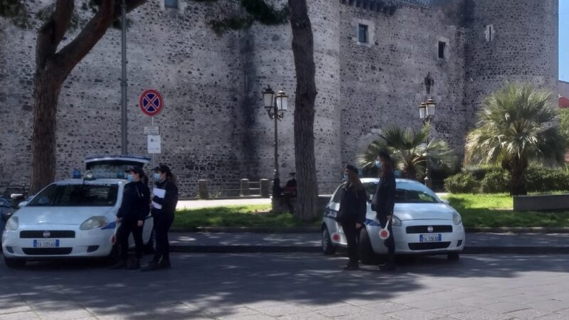 Multe e sequestri di scooter in zona Castello Ursino