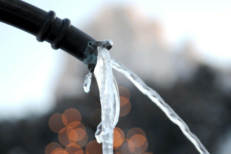 Ruba acqua da fontana pubblica e la vende Ruba acqua da fontana pubblica e la vende