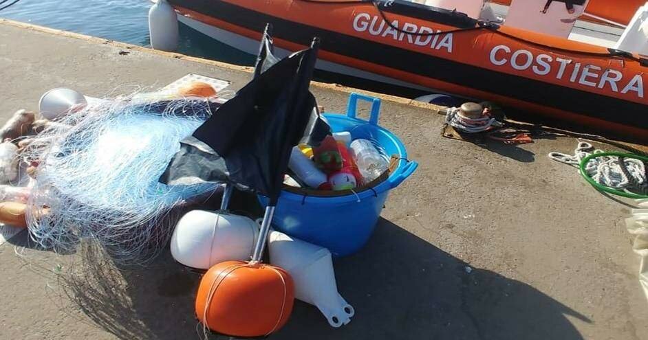 Pesca fuorilegge, liberati 20 esemplari di mini spada Pesca fuorilegge, liberati 20 esemplari di mini spada