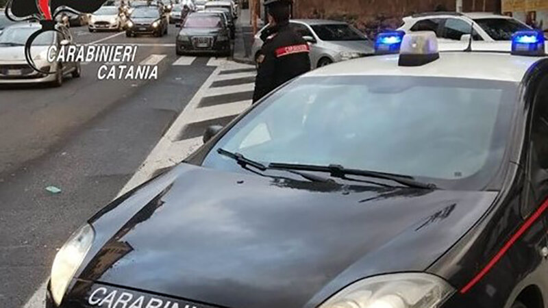 Cerca di abbattere la porta di casa della ex: arrestato Cerca di abbattere la porta di casa della ex: arrestato