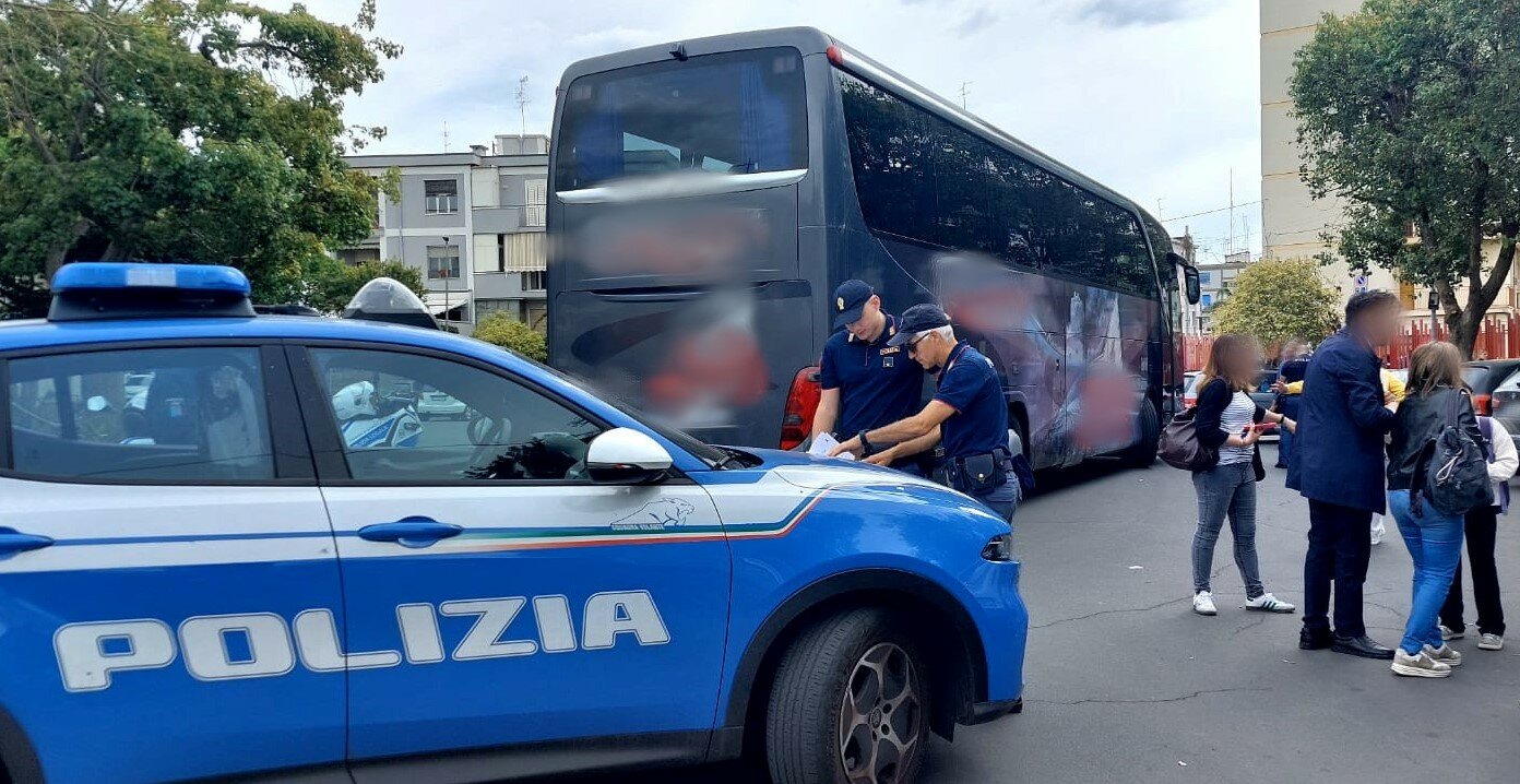 Genitori catanesi sospettosi: bus irregolari, salta la gita