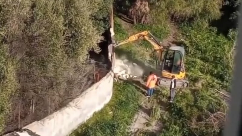 Librino, con ruspa abbatte muro dell'oratorio