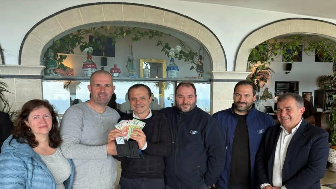 Trova portafoglio con 810 euro e lo restituisce