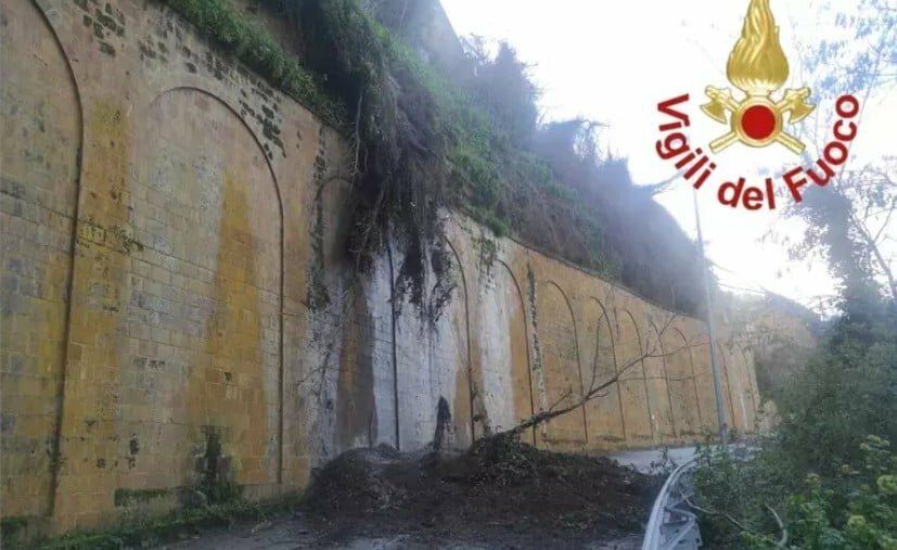 Frana il monte sulla strada, Enna quasi isolata