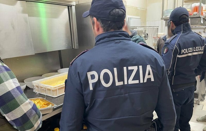 Nel bar di Librino cibo di dubbia provenienza