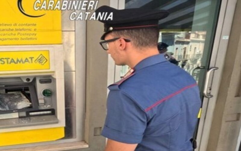 Prende a martellate il bancomat della Posta